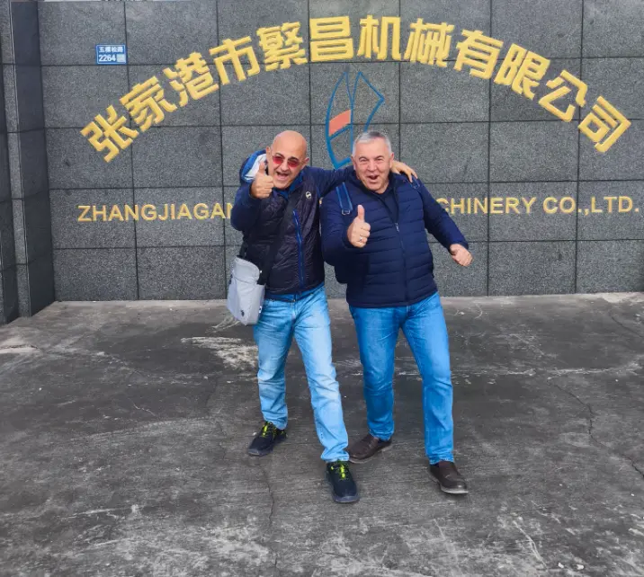 Vào năm 2025, công ty LAMPLAST SRL của Ý đã mua hai thiết bị hỗn hợp nóng và lạnh hoàn toàn tự động SRLW-1300/5000 từ công ty chúng tôi.